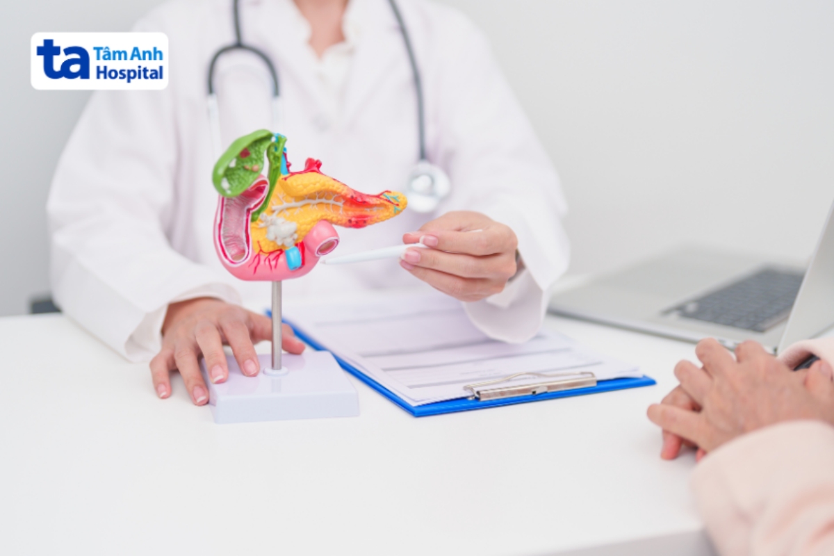 bác sĩ giải thích cho người bệnh