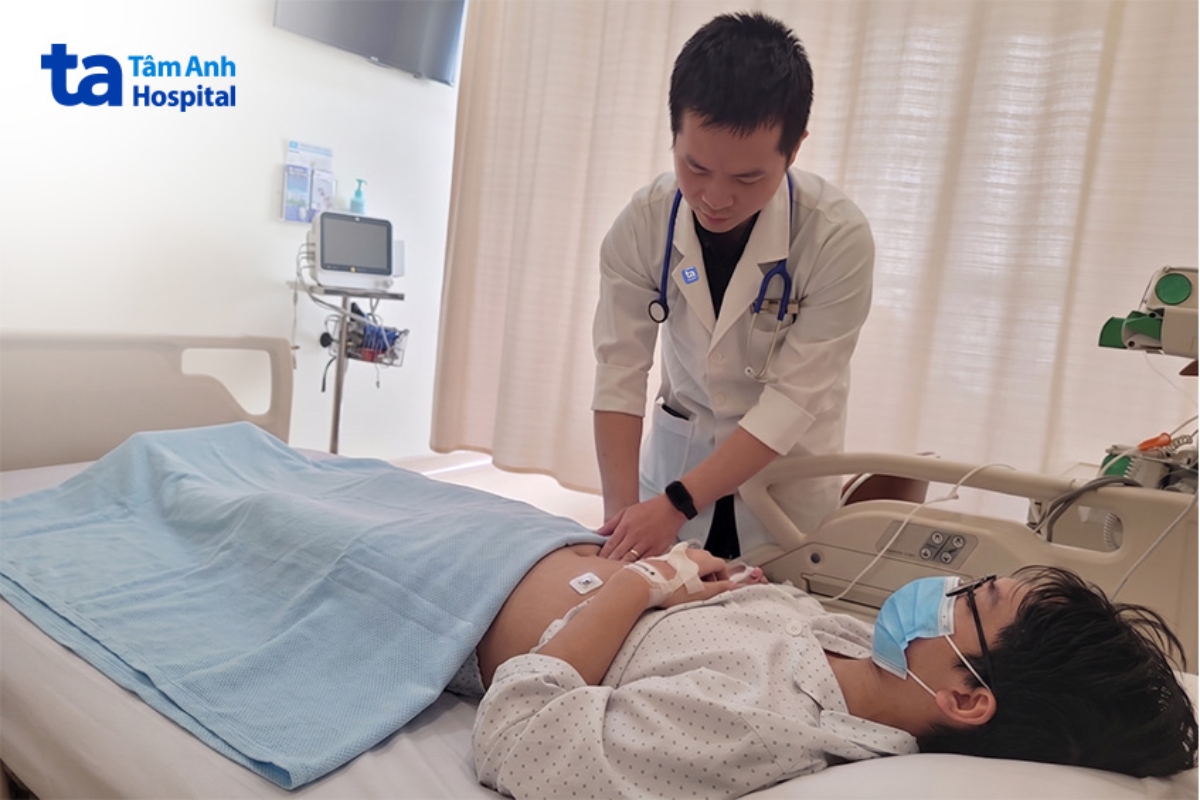 bác sĩ hiếu thăm khám cho phan anh sau can thiệp