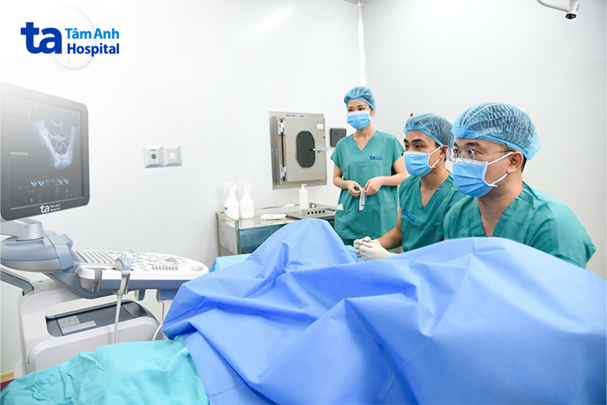 Bác sĩ IVF Tâm Anh đang chọc hút noãn cho người bệnh