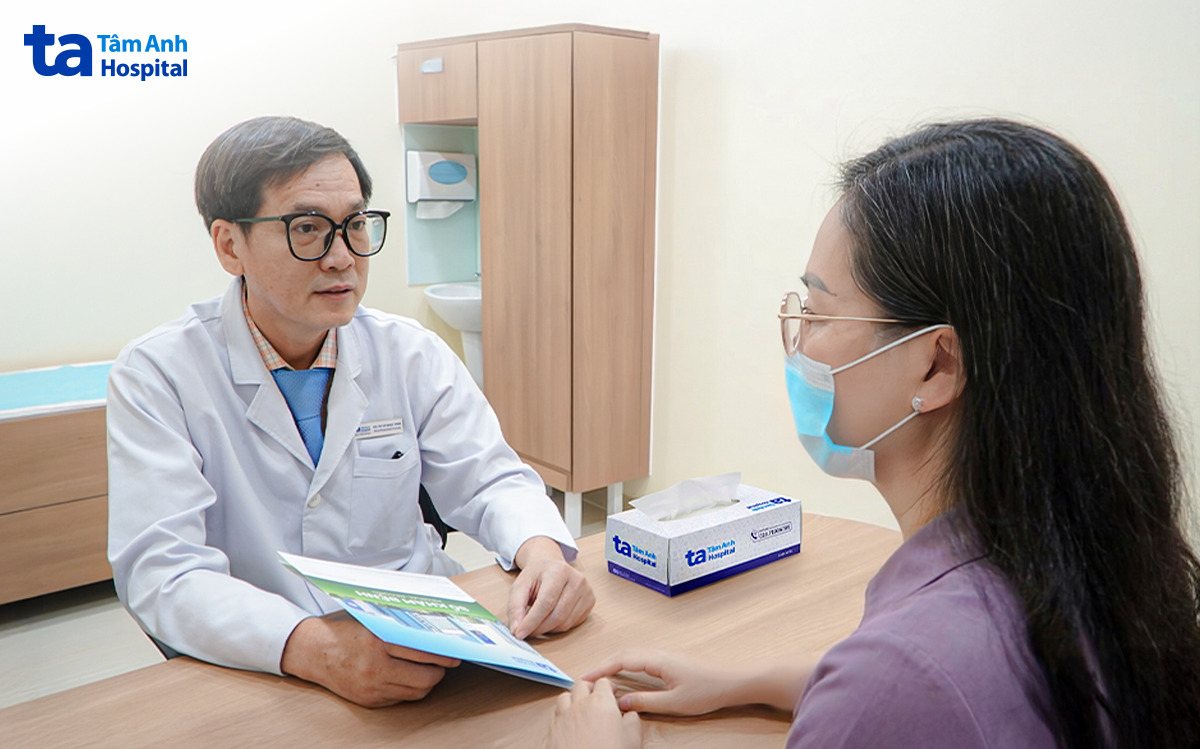 bác sĩ khám áp xe ngực phát hiện ung thư vú