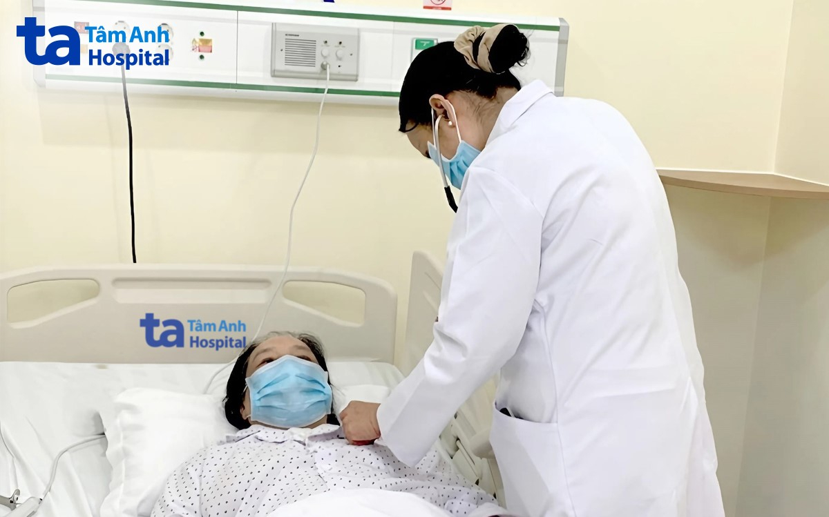 bác sĩ khám cho bà thi sau ca mổ mở cắt bướu giáp