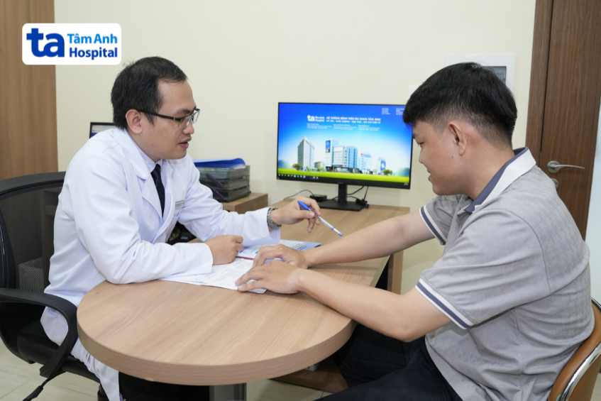 bác sĩ khoa miễn dịch lâm sàng đang khám lâm sàng cho khách hàng