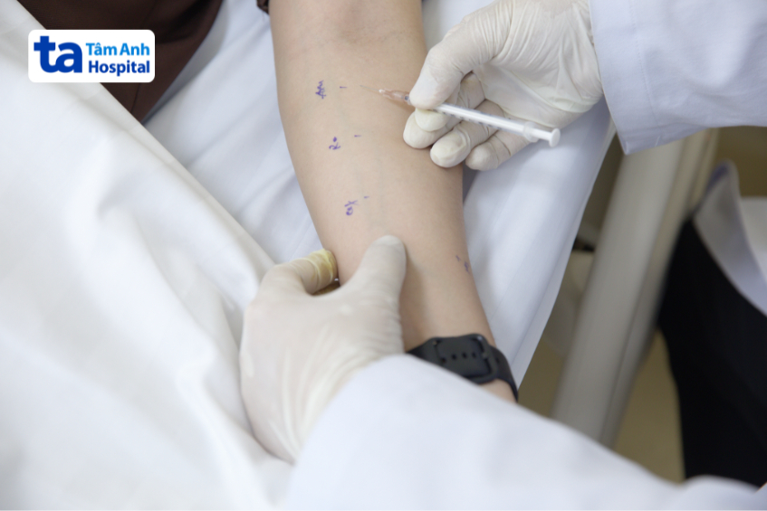 bác sĩ khoa miễn dịch lâm sàng đang thực hiện test nội bì cho khách hàng