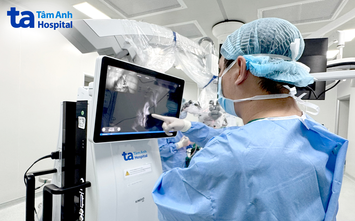 bác sĩ kiểm tra lưu thông mạch máu
