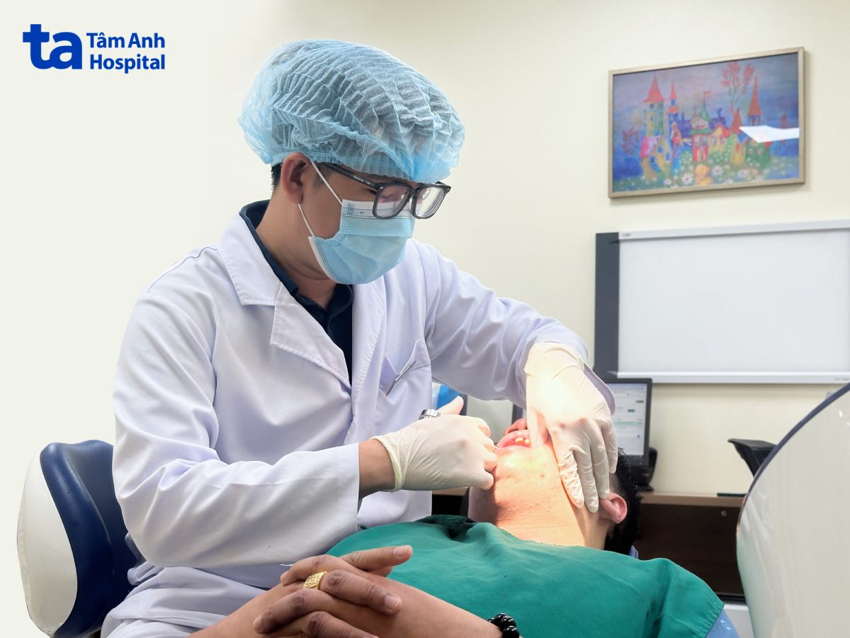 bác sĩ kiểm tra tình trạng răng