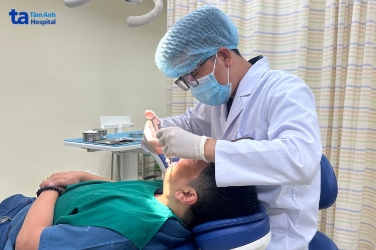Người Bệnh Được Bác Sĩ Kiểm Tra Răng