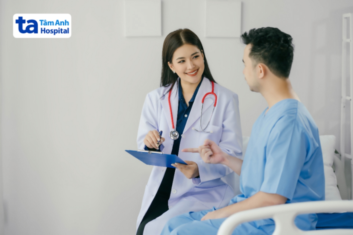 bác sĩ kiểm tra sức khỏe người bệnh