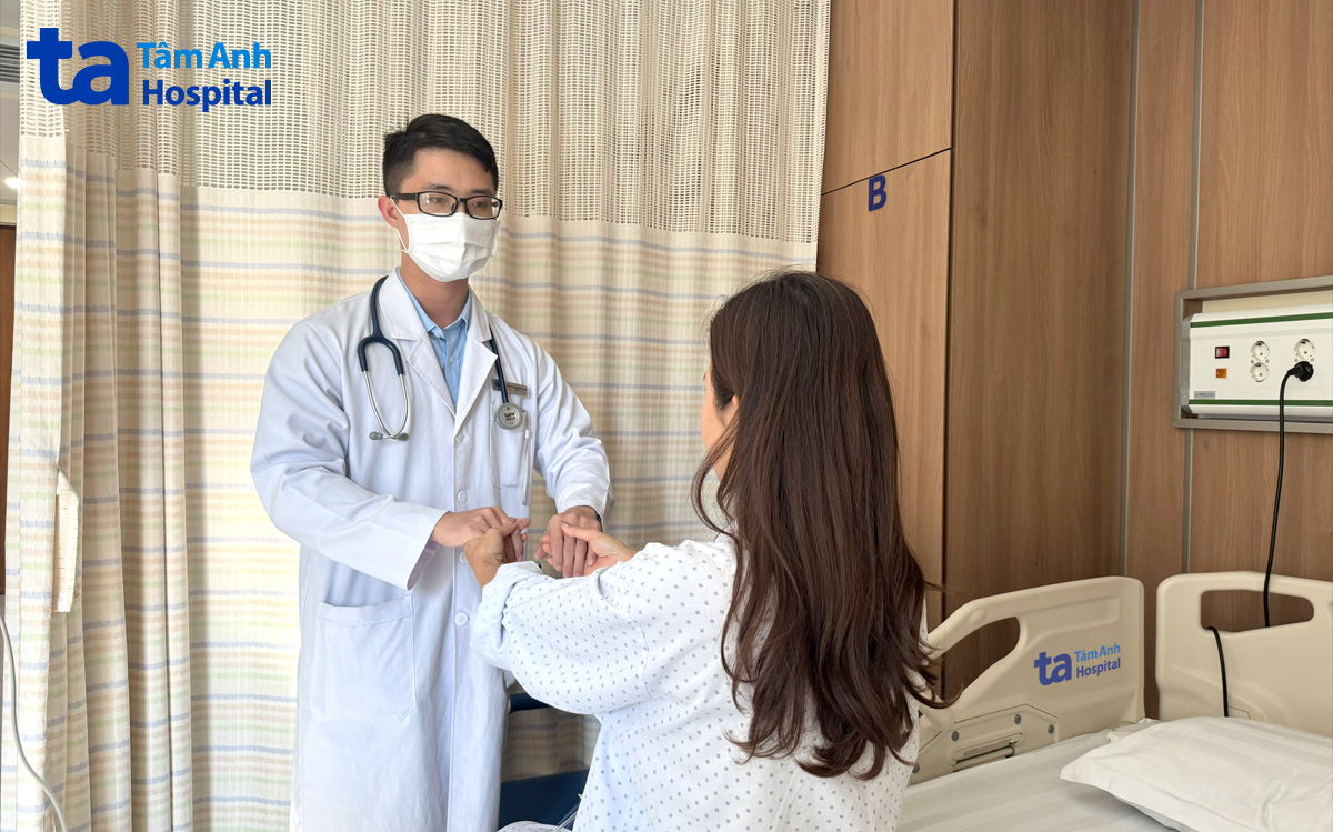 bác sĩ kiểm tra vận động của bản thân