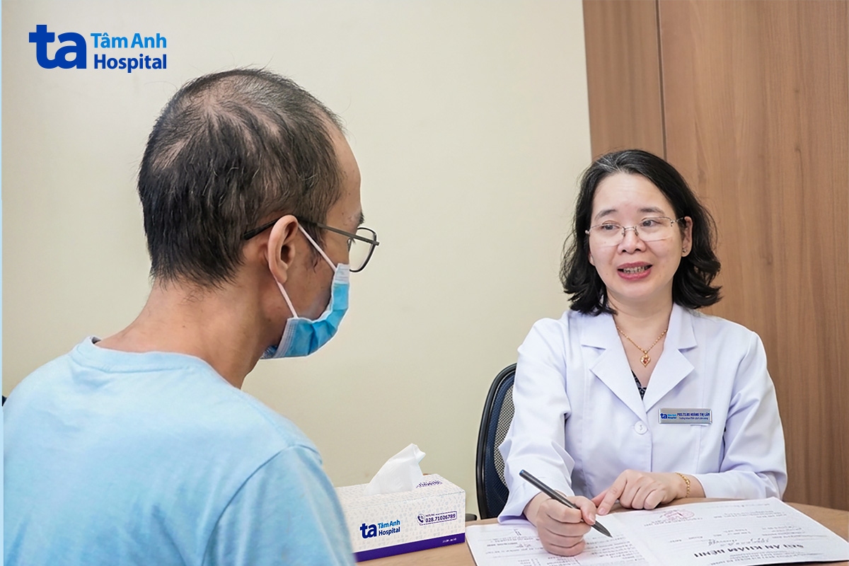 bác sĩ lâm tư vấn cho anh hùng về phác đồ điều trị