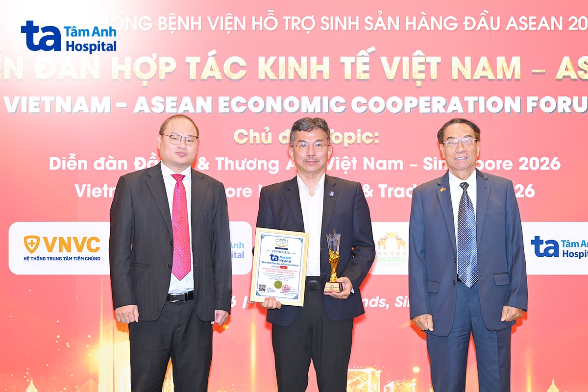TTND.PGS.TS.BS Lê Hoàng (ở giữa), Giám đốc Trung tâm Hỗ trợ sinh sản, Hệ thống Bệnh viện Đa khoa Tâm Anh Hà Nội nhận giải thưởng “Top 1 Hệ thống Bệnh viện Hỗ trợ sinh sản hàng đầu ASEAN 2026”