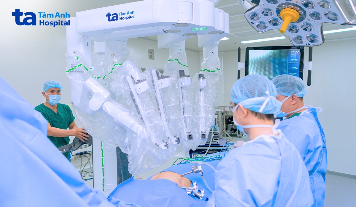 Bác sĩ mở lỗ nhỏ đưa 4 cánh tay robot vào lồng ngực trước khi điều khiển robot cắt khối u cho bệnh nhân