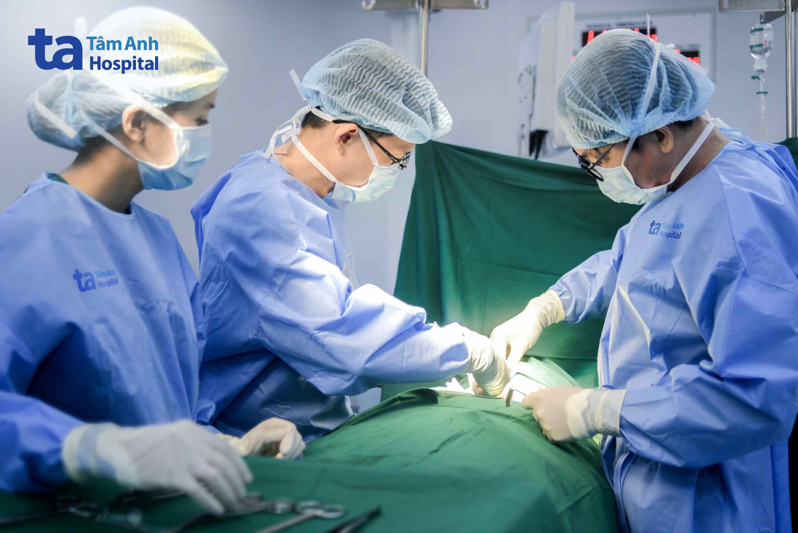 bác sĩ ngoại ung bướu phẫu thuật