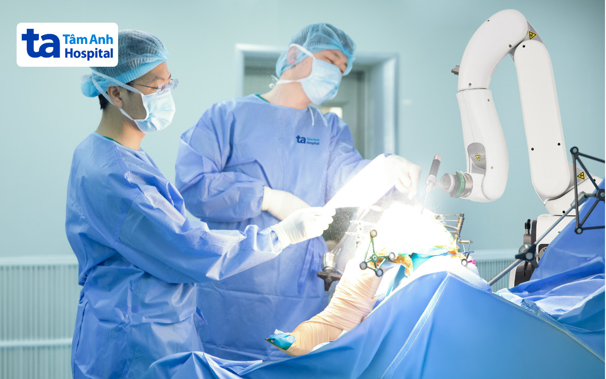 bác sĩ phẫu thuật cho bệnh nhân thay khớp