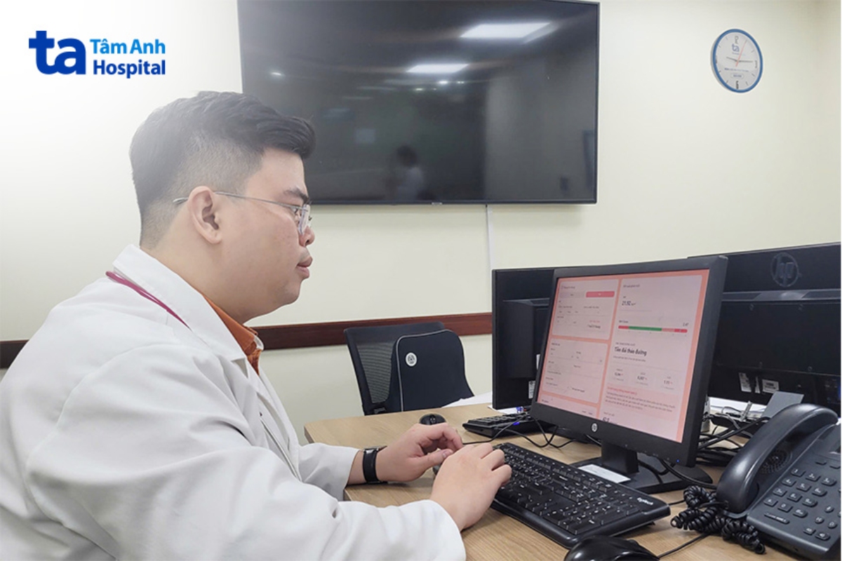 bác sĩ sơn theo dõi hồ sơ bệnh án của bé trâm anh
