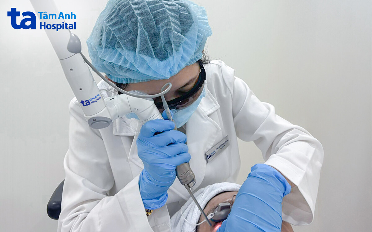 bác sĩ sử dụng laser pico pro