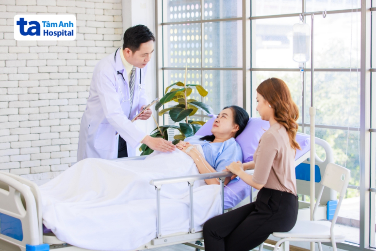 bác sĩ thăm hỏi sức khỏe