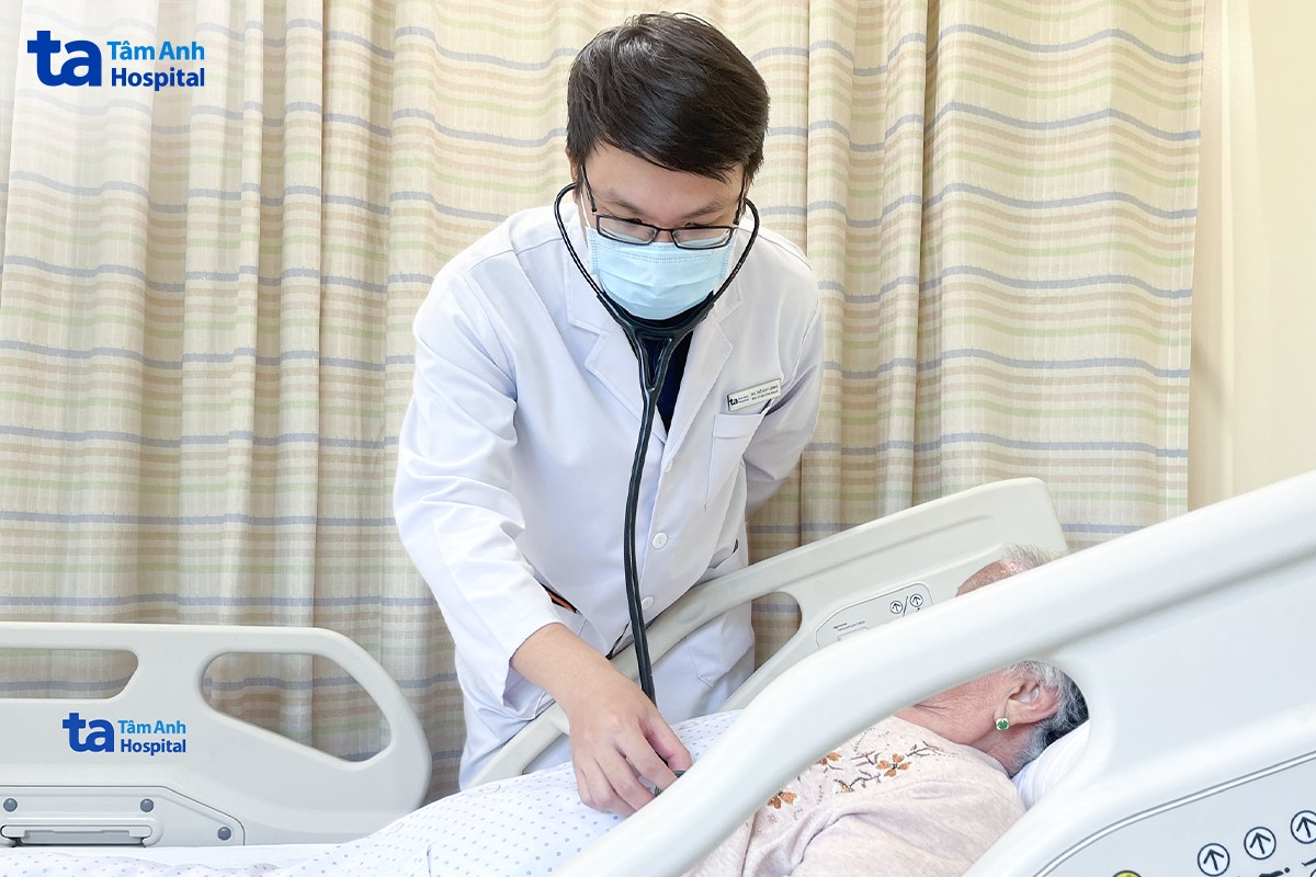 bác sĩ thăm khám bệnh