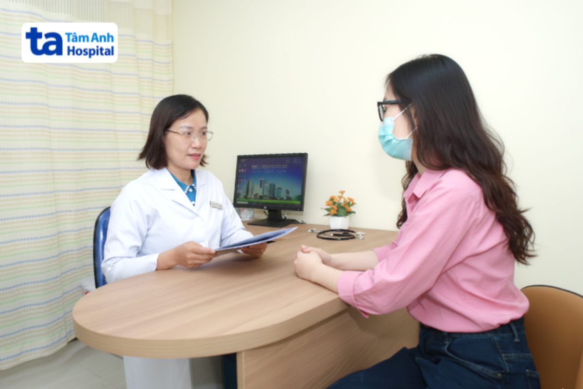 bác sĩ thăm khám cho nữ bệnh nhân