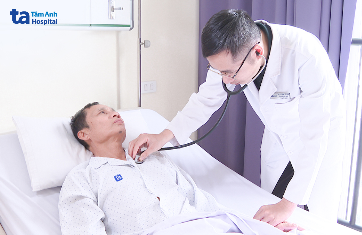 Bác sĩ Thao thăm khám cho người bệnh