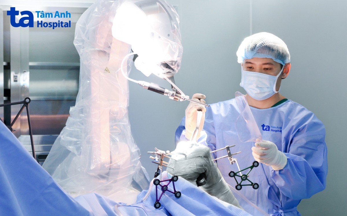 bác sĩ thay khớp bằng ai