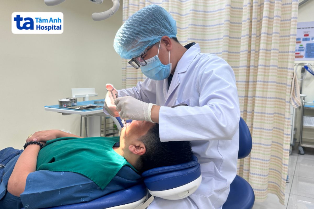 bác sĩ thực hiện cạo vôi răng cho người bệnh