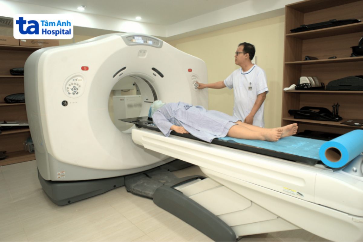 bác sĩ thực hiện chụp ct cho người bệnh