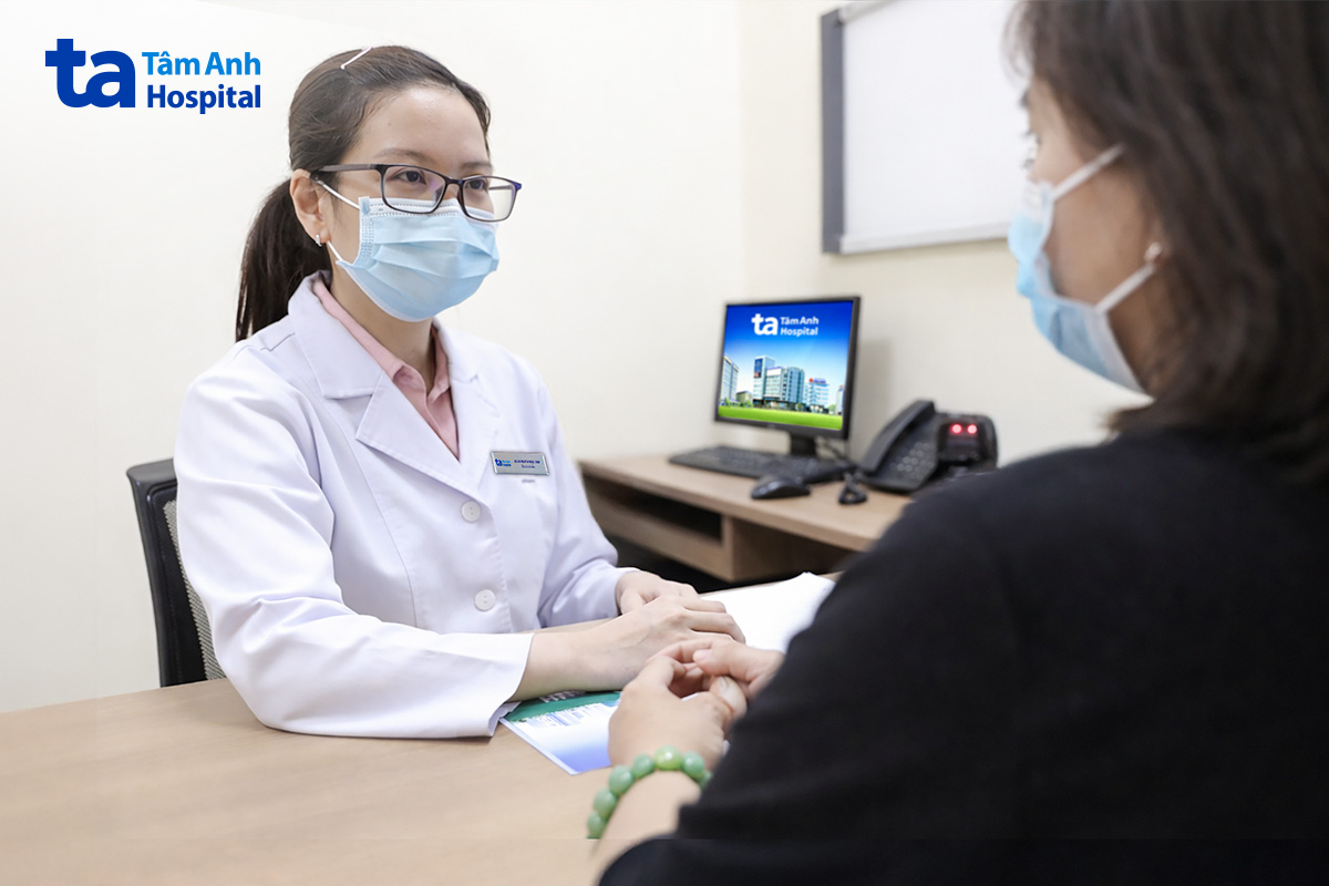 bác sĩ thùy giải thích tình trạng sức khỏe cho bà lành trong lần tái khám
