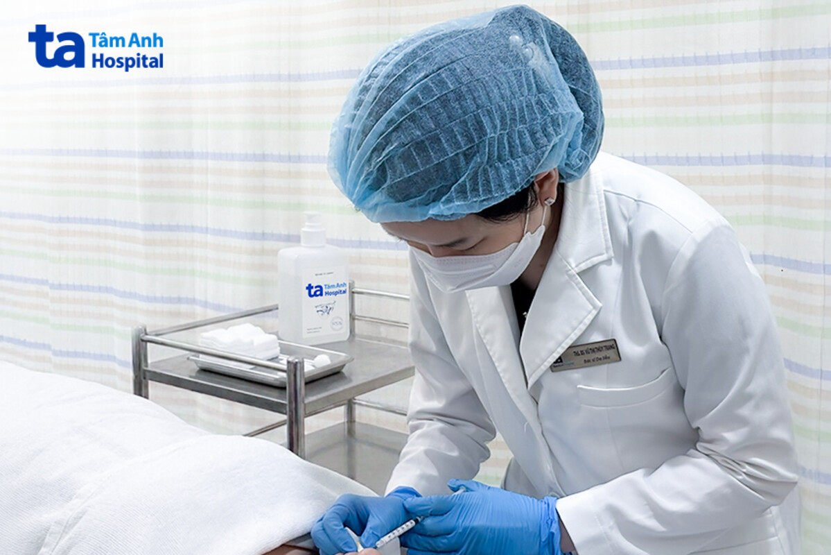 bác sĩ tiêm thuốc trị sẹo lồi cho người bệnh