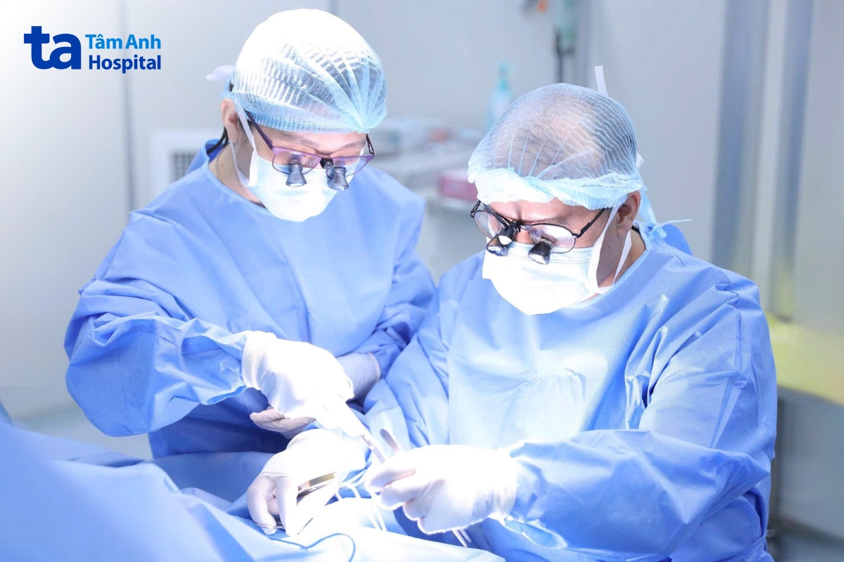 bác sĩ trọng (bên phải) và êkíp ngoại nhi phẫu thuật cho nam