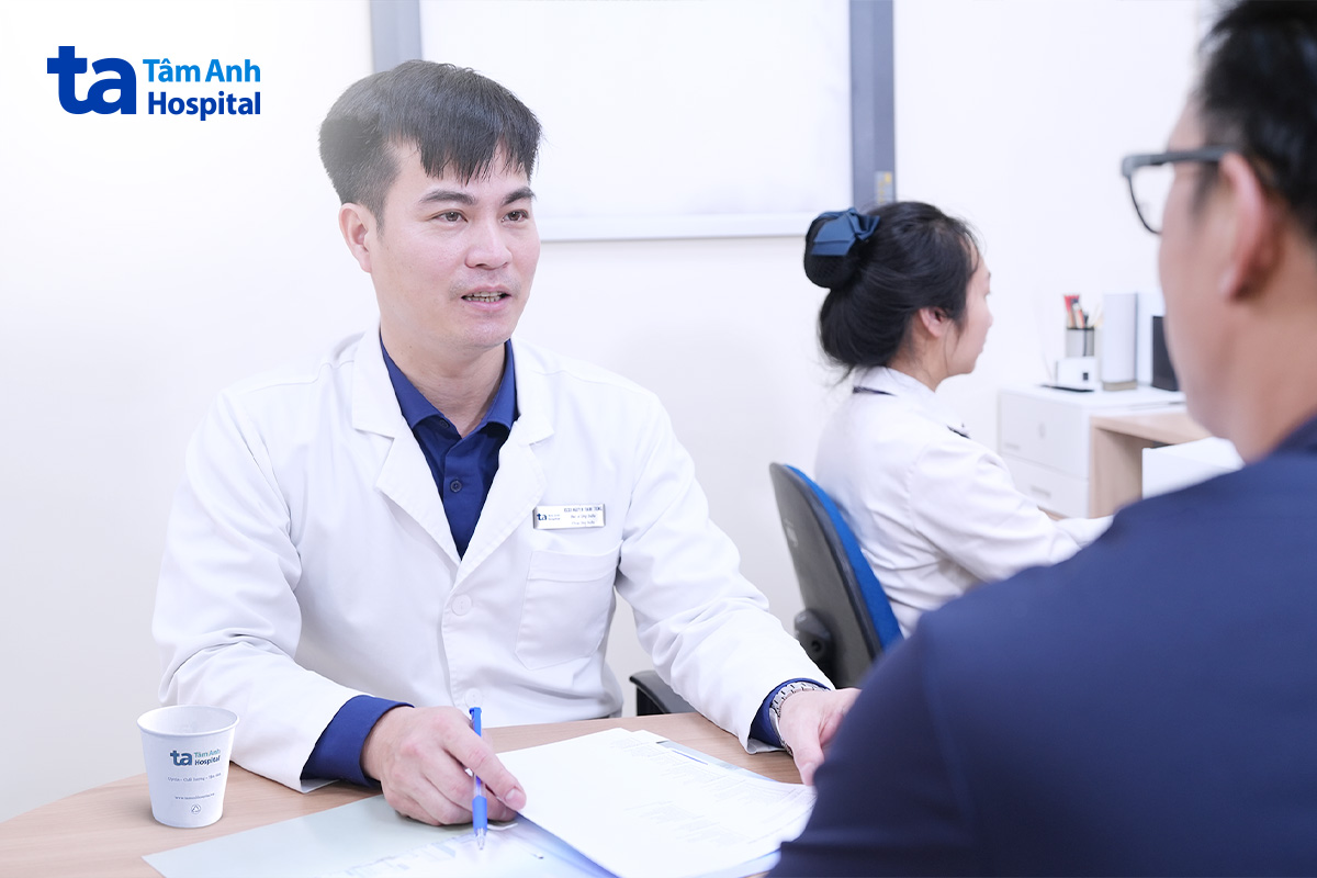 bác sĩ trung tư vấn cho bệnh nhân
