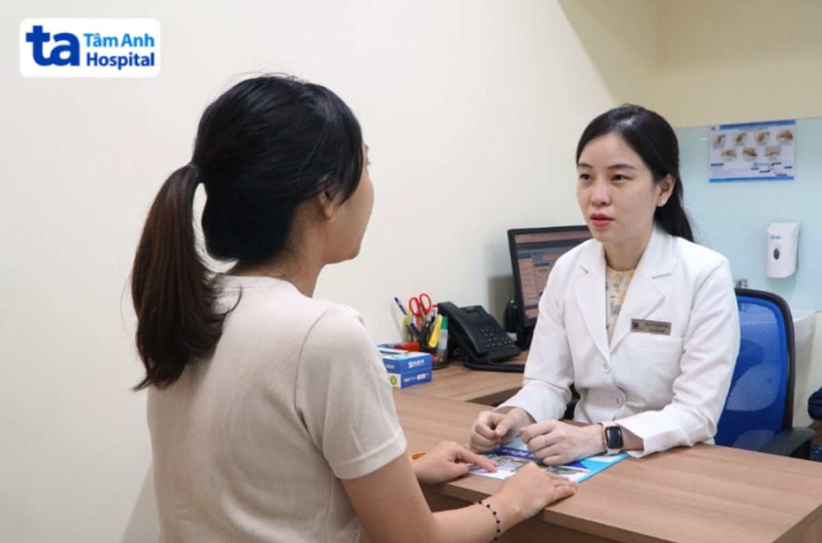 bác sĩ tư vấn cho nữ bệnh nhân cách chăm sóc da