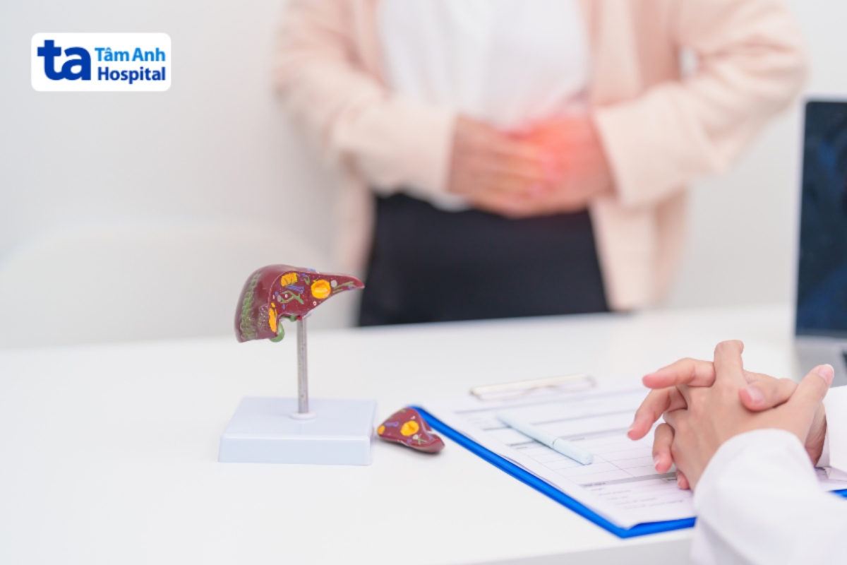 bác sĩ tư vấn cho người bệnh