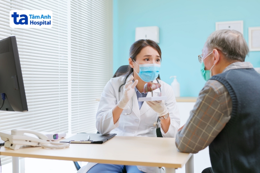 bác sĩ tư vấn cho người bệnh