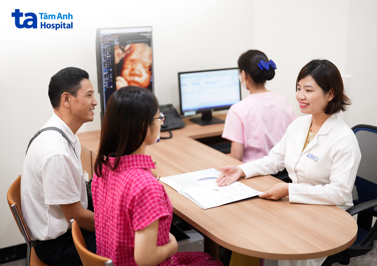 Bác sĩ tư vấn quyền lợi bảo hiểm y tế tại bệnh viện Đa khoa Tâm Anh Cầu Giấy