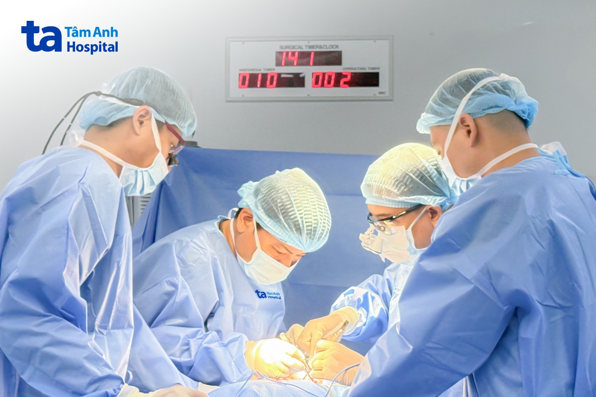 bác sĩ tuấn (thứ 2 từ trái qua) và êkíp phẫu thuật cho trung