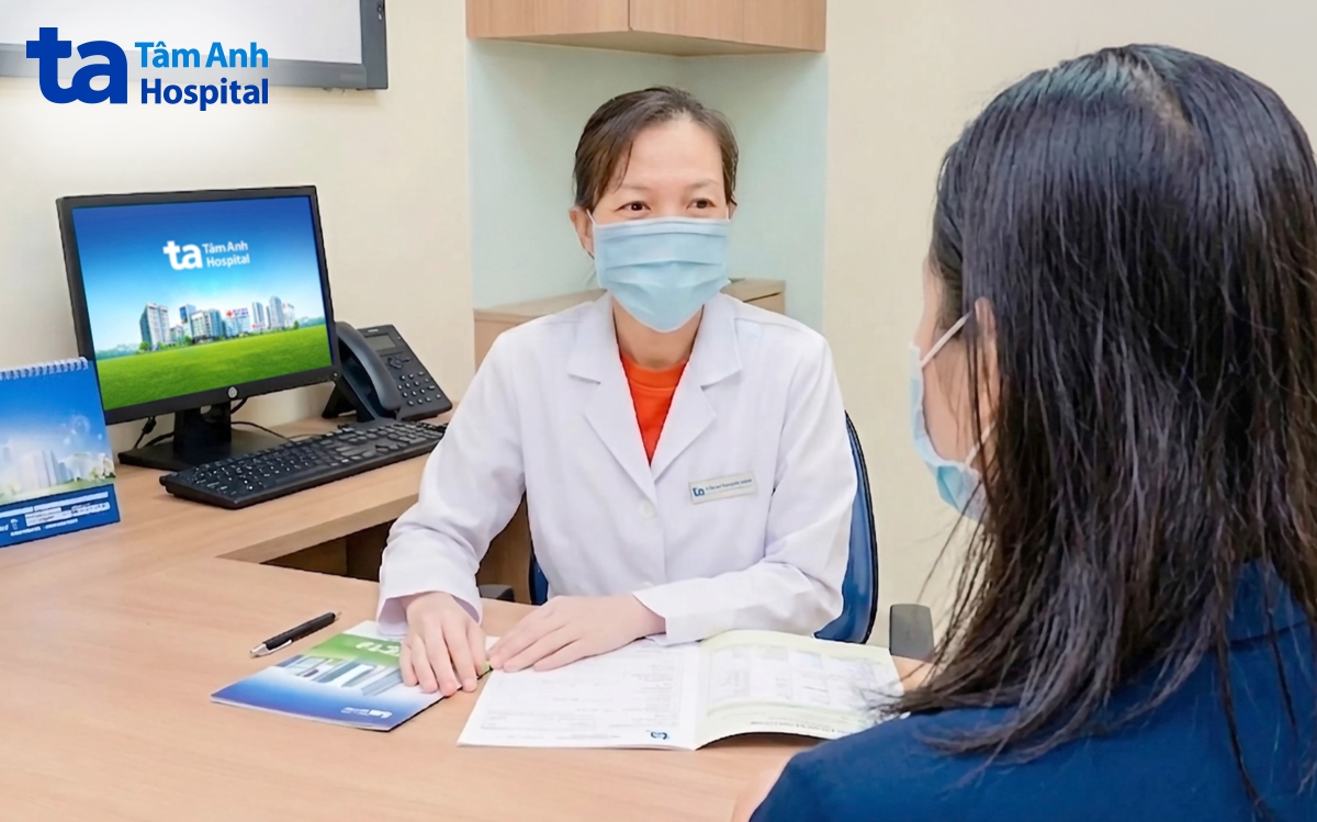 bác sĩ tuyền thăm khám cho chị ngân
