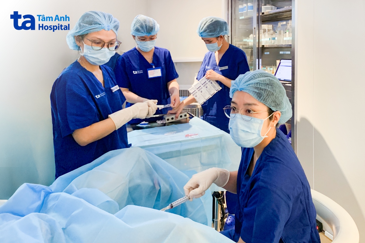 Bác sĩ Vân Anh (ngồi) đang chọc hút trứng cho người bệnh