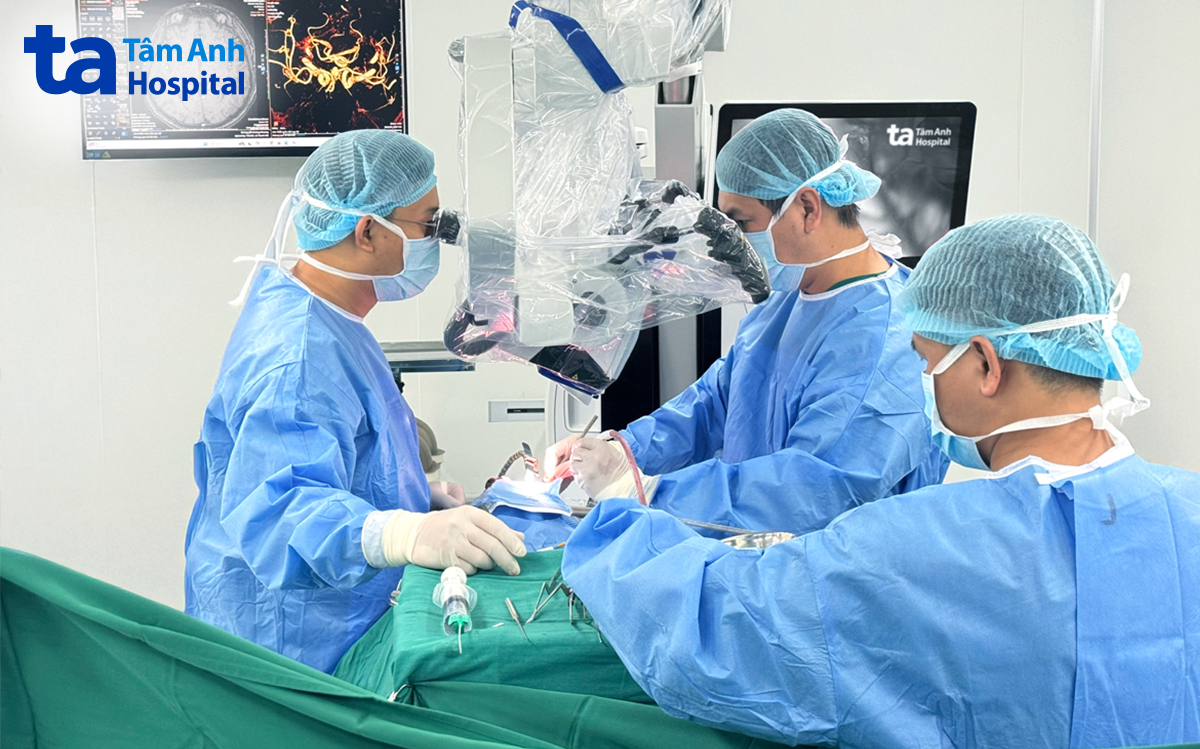 bác sĩ vi phẫu cho bệnh nhân
