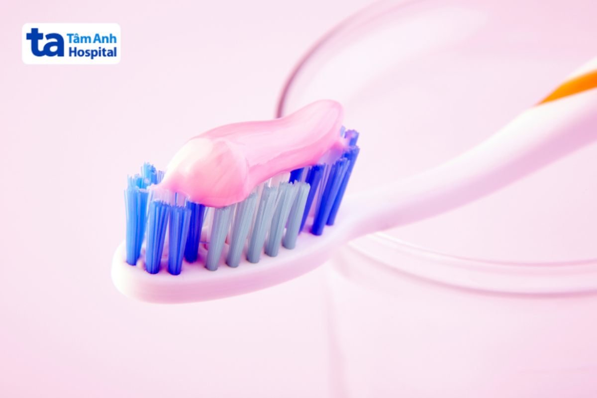 bàn chải chứa kem đánh răng