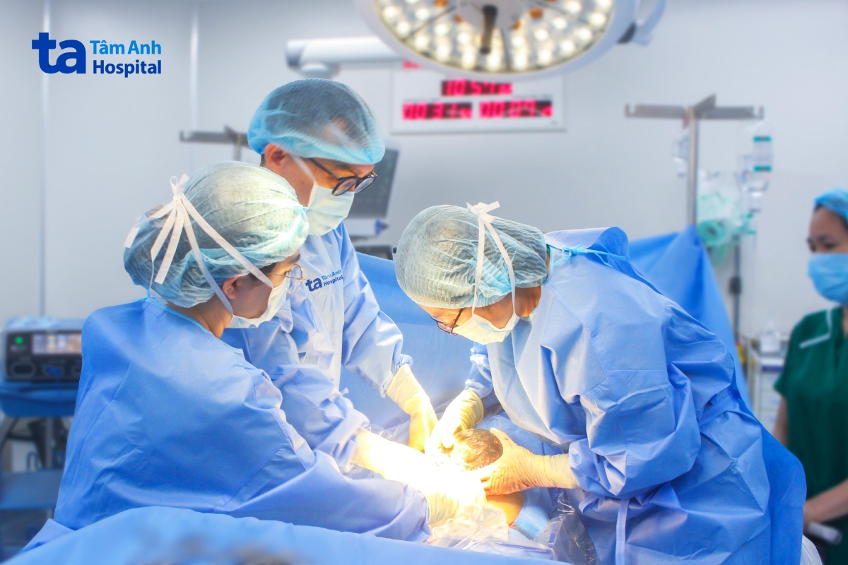Êkíp Sản Phụ khoa mổ lấy thai cho thai phụ.