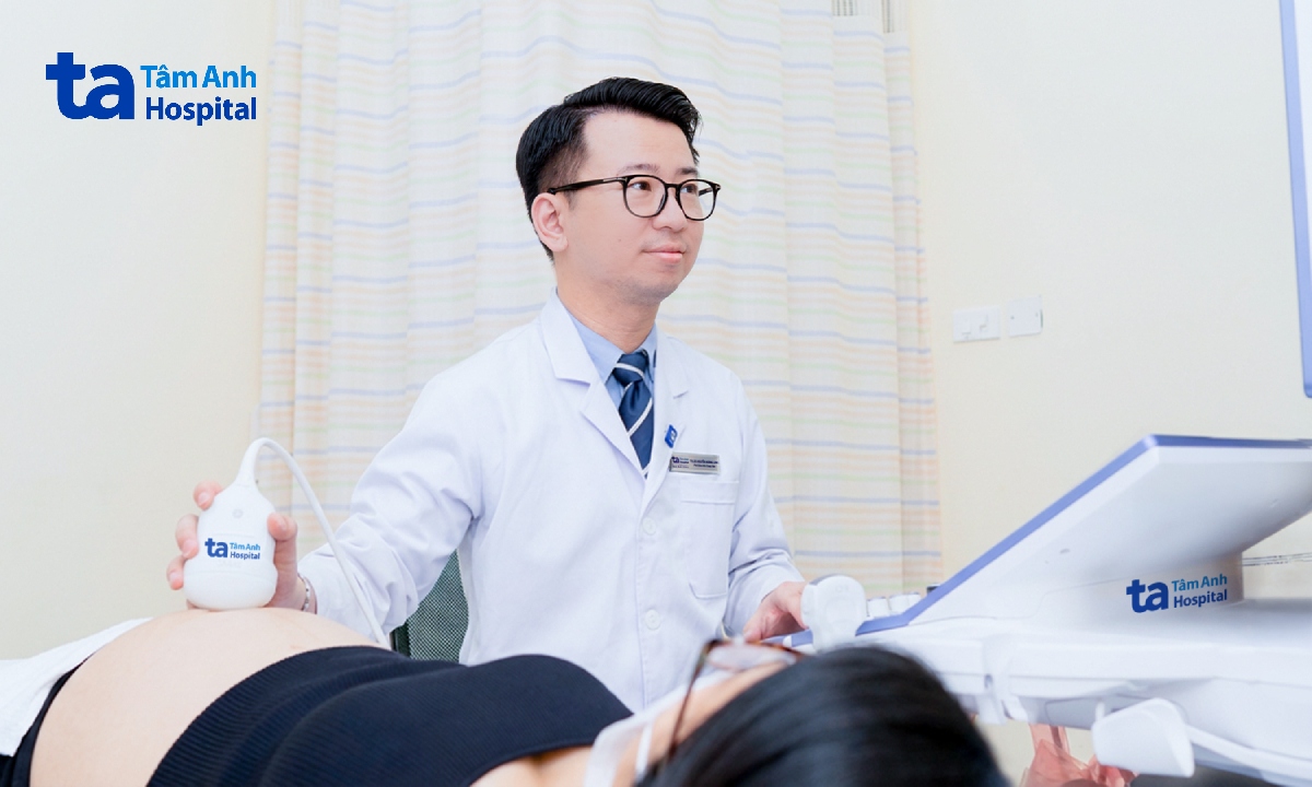 Bác sĩ Long siêu âm cho một thai phụ tại Bệnh viện Đa khoa Tâm Anh TP.HCM (Cơ sở P.Tân Hưng – Quận 7 cũ). (Ảnh minh họa)