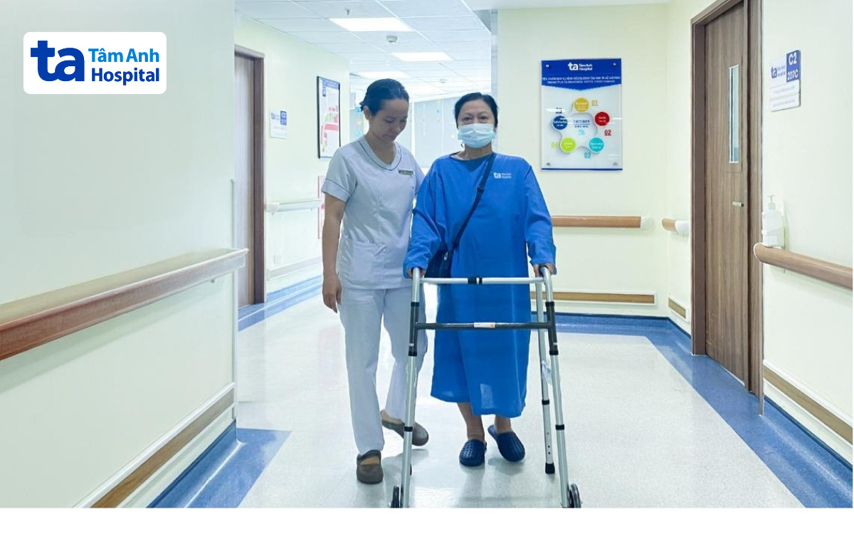 bệnh nhân tập luyện đi lại