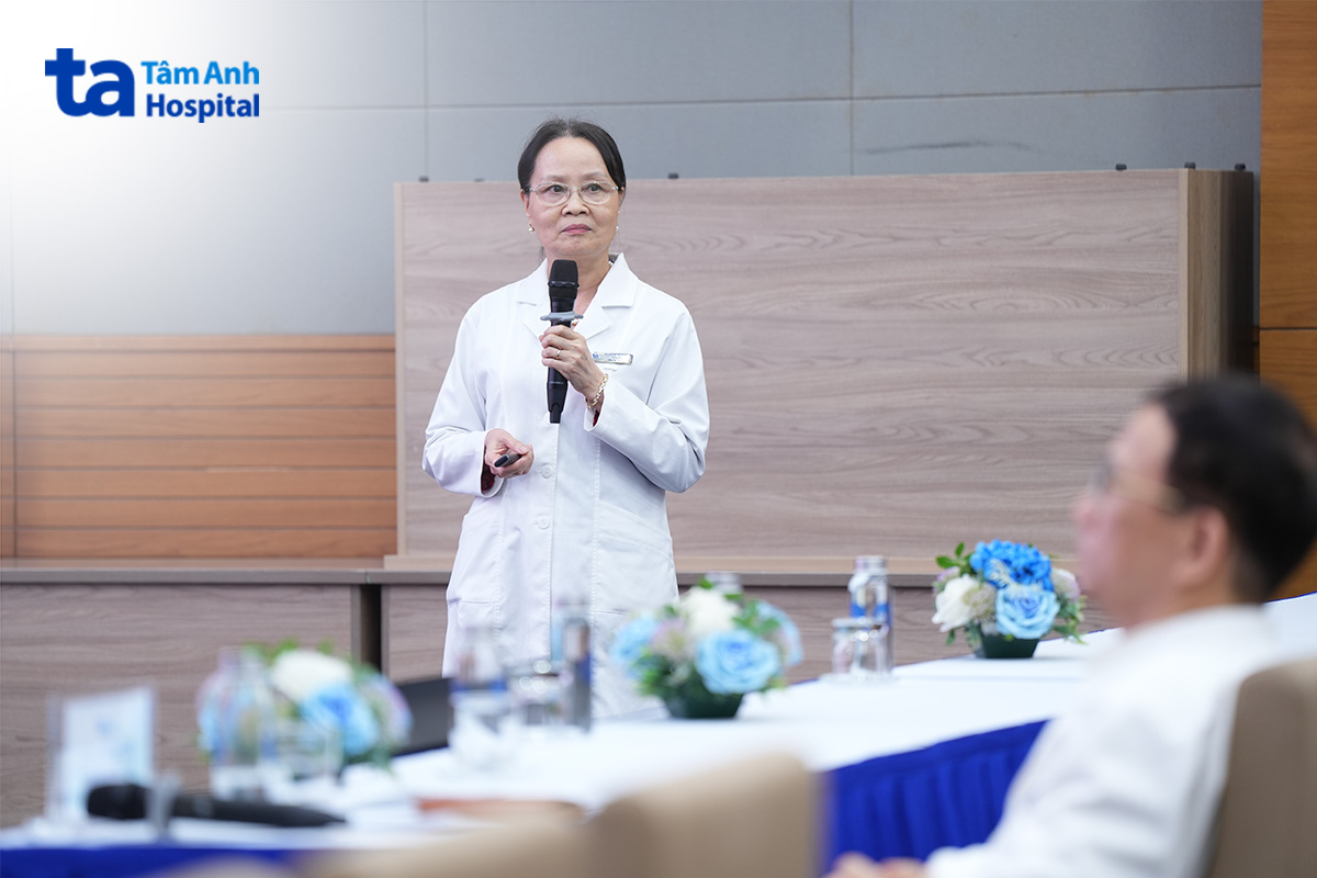 TTND.PGS.TS.BS Nguyễn Thị Bạch Yến trình bày báo cáo “Cập nhật hướng dẫn quản lý tăng huyết áp (Từ ESH/ESC 2024, VSH/VNHA 2024 & ACC/AHA 2025)”