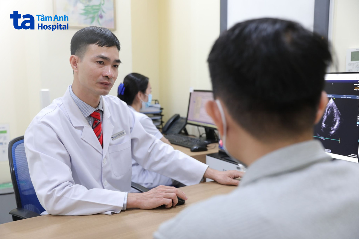 BS.CKII Phạm Thái Thiện đang thăm khám lâm sàng và tư vấn cho bệnh nhân