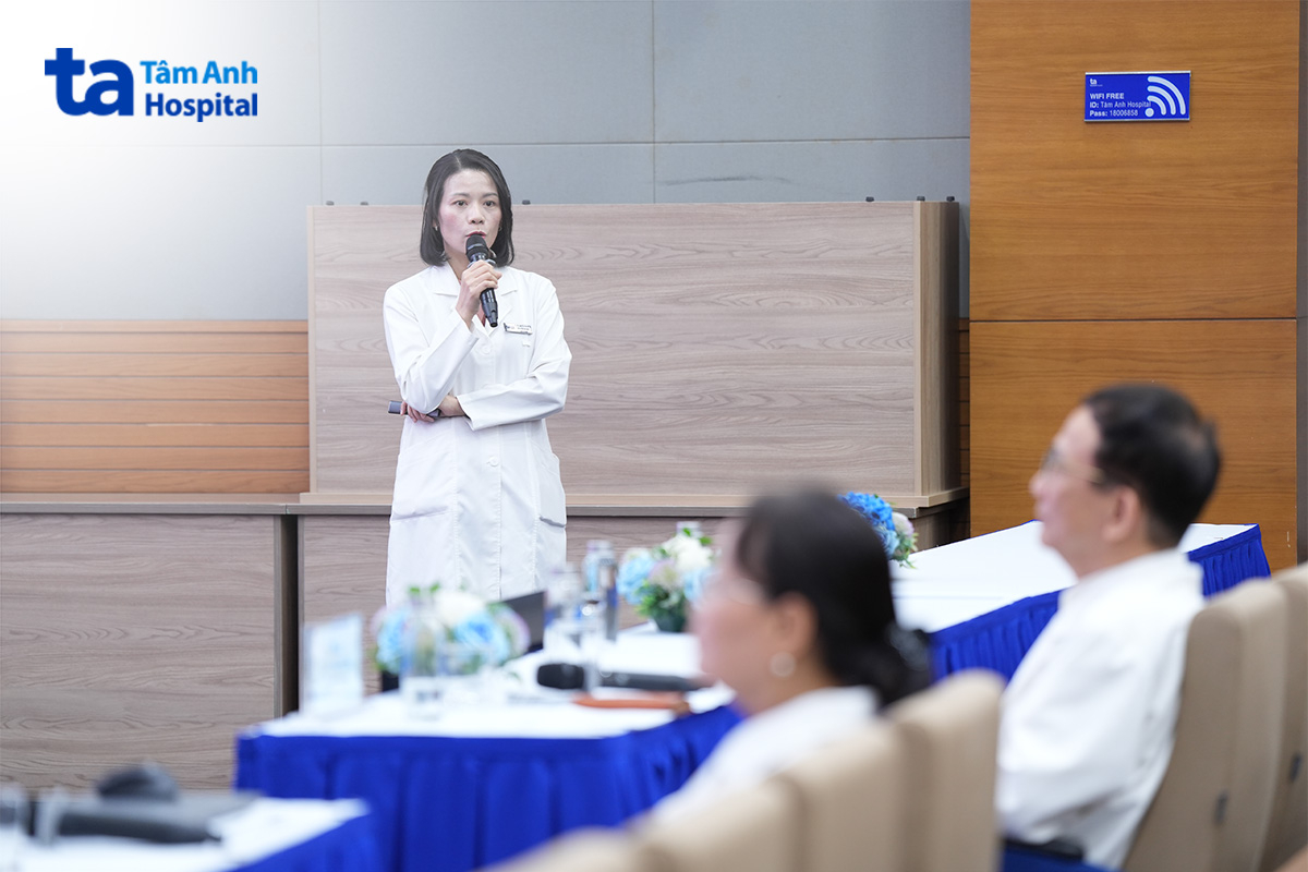 TS.BS Nguyễn Thị Duyên với báo cáo “Cá thể hóa điều trị tăng huyết áp ở người bệnh nguy cơ cao (Đái tháo đường - Bệnh thận mạn)