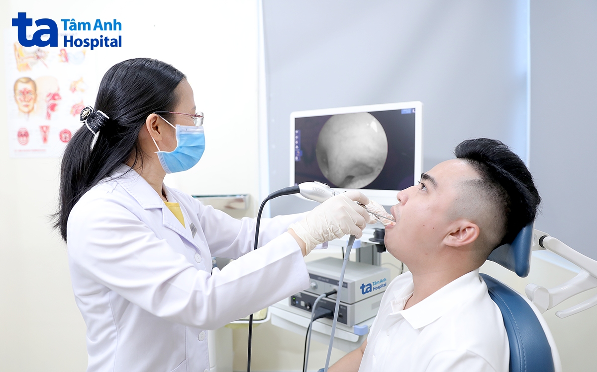 BS Hằng nội soi cho bệnh nhân