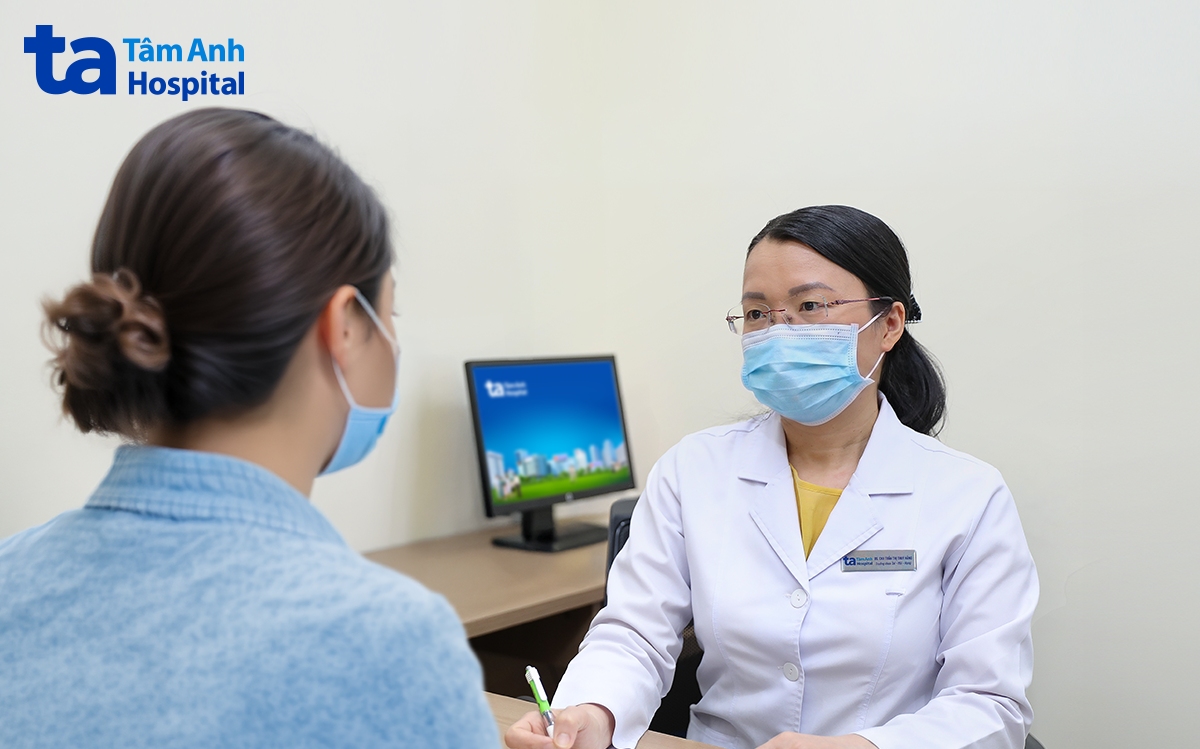 BS Hằng tư vấn cho bệnh nhân