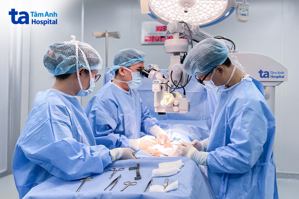 Bác sĩ Huy (ngoài cùng bên trái) thực hiện vi phẫu Micro-TESE tìm tinh trùng cho anh Hưng