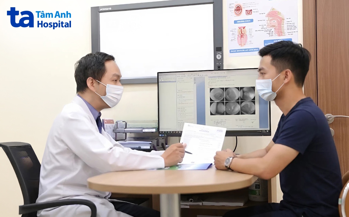 BS Khánh Duy khám cho bệnh nhân