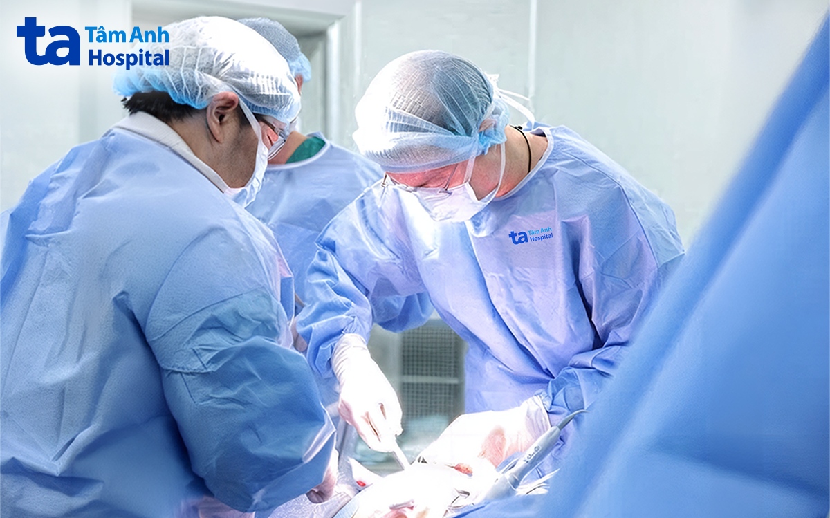 BS Khánh mổ cắt khối u